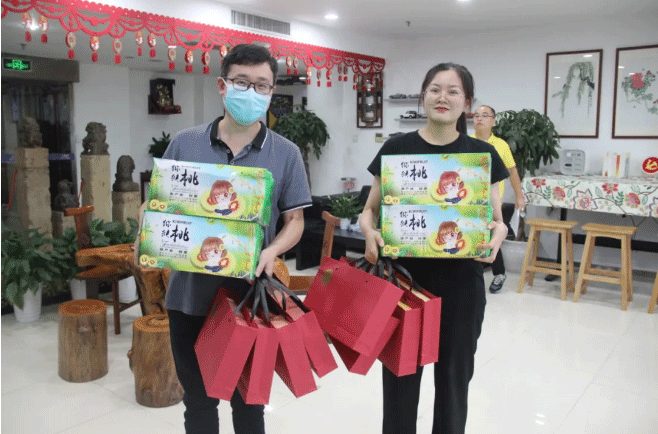 愛了，這場小拇指中秋家宴，有愛有酒也有我們_03.gif