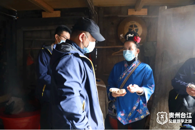 冷秋送溫暖，關(guān)愛貧困村-——小拇指“金勾俱樂部貴州臺(tái)江公益游學(xué)之旅”結(jié)束行程_16.gif