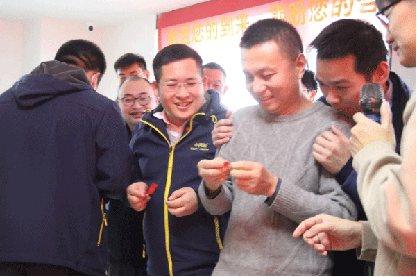 年度表彰、發(fā)年貨、包餃子、嗨翻天，小拇指人歡歡喜喜提前過大年！_21.gif