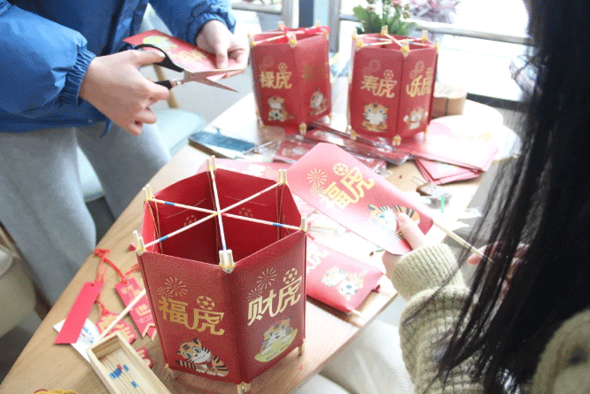 DIY燈籠、吃湯圓，小拇指紅紅火火慶元宵了！_08.gif