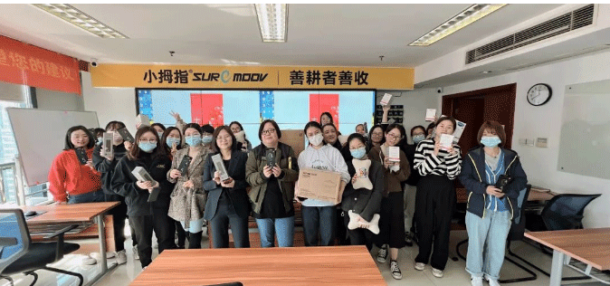 小拇指祝大家婦女節(jié)快樂｜在廣闊的土地上，-你是最美的玫瑰！_11.gif